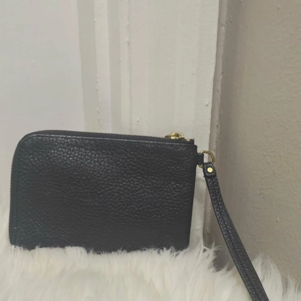 Fossil Black Leather Gold Accents Zipper Wallet With a Wrist Strap.🌴